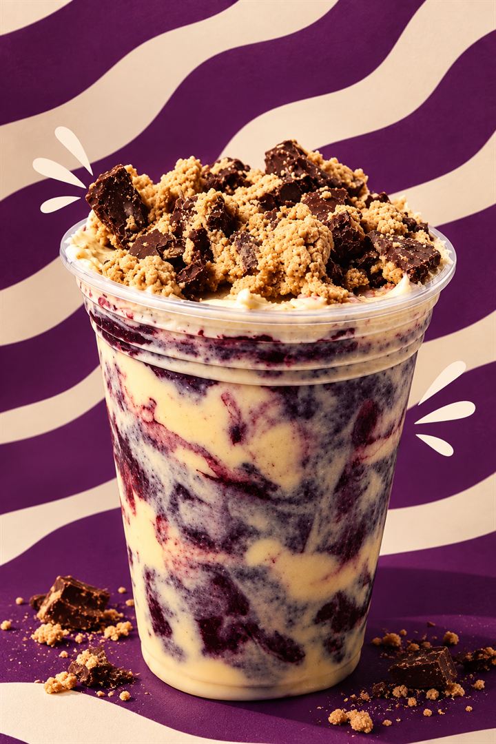 Copo de açaí com creme, farofa de paçoca e pedaços de chocolate
